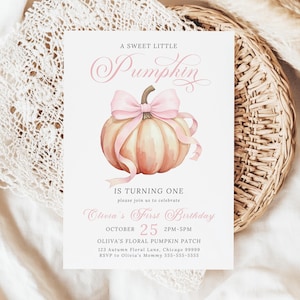 Może przedstawiać: Jasnoróżowe i brzoskwiniowe zaproszenie z akwarelową ilustracją dyni ozdobionej różową kokardą. Tekst brzmi "A Sweet Little Pumpkin" i "Olivia's First Birthday" ze szczegółami wydarzenia.