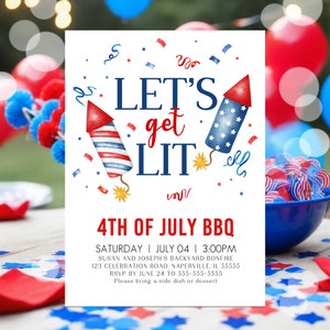 Peut inclure: Une carte d'invitation blanche avec des feux d'artifice et des confettis rouge, blanc et bleu. Le texte indique "Let's get lit" et "4th of July BBQ". L'invitation d&eacute;taille une f&ecirc;te de feu de joie dans la cour avec la date, l'heure et les informations de RSVP.