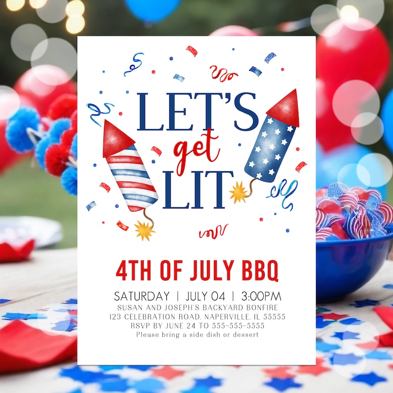 Peut inclure: Une carte d'invitation blanche avec des feux d'artifice et des confettis rouge, blanc et bleu. Le texte indique "Let's get lit" et "4th of July BBQ". L'invitation d&eacute;taille une f&ecirc;te de feu de joie dans la cour avec la date, l'heure et les informations de RSVP.