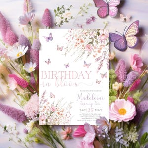 Può includere: Un invito di compleanno con fiori e farfalle. Il testo "BIRTHDAY in bloom" è visibile, con il nome "Madeleine". L'invito è circondato da fiori rosa e viola, con uno stile acquerello.