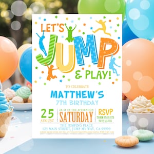 Pode incluir: Um convite colorido para uma festa de aniversário de 7 anos com as palavras "Let's Jump & Play!" e uma imagem de desenho animado de crianças pulando. O convite é para a festa de aniversário de Matthew no dia 25 de agosto, das 14h às 16h, no The Jumping Place.
