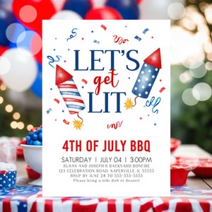 Peut inclure: Une carte d'invitation blanche avec des feux d'artifice et des confettis rouge, blanc et bleu. Le texte indique "Let's get lit 4th of July BBQ" avec des d&eacute;tails pour une f&ecirc;te de feu de joie dans la cour.