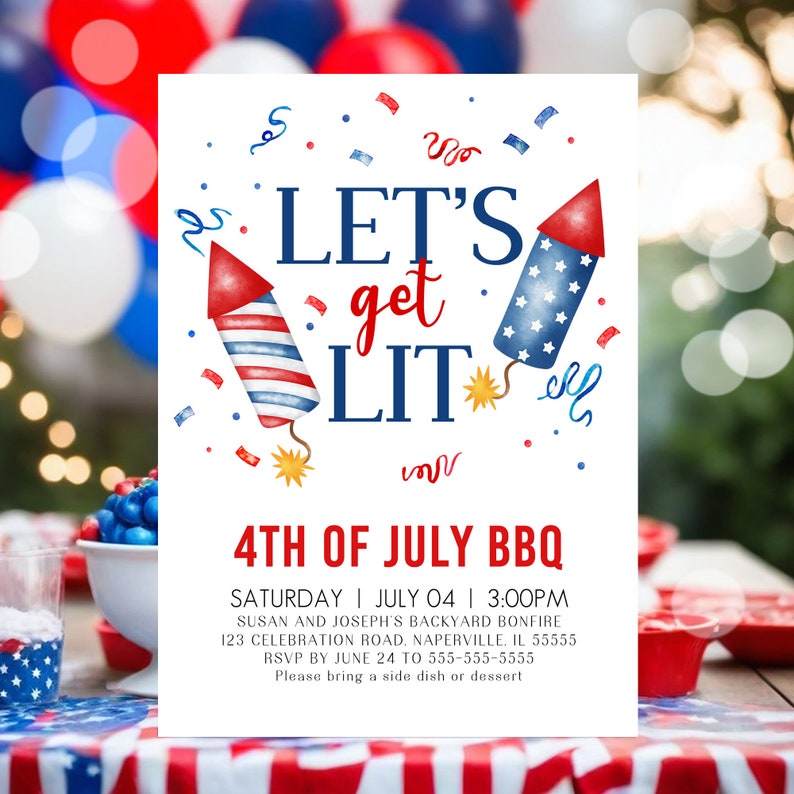 Peut inclure: Une carte d'invitation blanche avec des feux d'artifice et des confettis rouge, blanc et bleu. Le texte indique "Let's get lit 4th of July BBQ" avec des d&eacute;tails pour une f&ecirc;te de feu de joie dans la cour.
