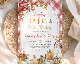 Op de afbeelding: Een herfstthema uitnodiging met de tekst "Apples, Pumpkins & Bales Of Hay" en "Olivia's 2nd Birthday." Het ontwerp bevat aquarel illustraties van appels, pompoenen, hooibalen en een rood-wit geruit patroon. De uitnodiging staat tegen een geweven achtergrond.