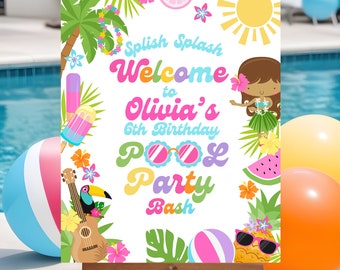 Puede incluir: Un cartel de bienvenida colorido para una fiesta en la piscina con el texto "Splish Splash Welcome to Olivia's 6th Birthday Pool Party Bash". El cartel presenta a una chica hula, una sandía, una piña, un ukelele y una pelota de playa.