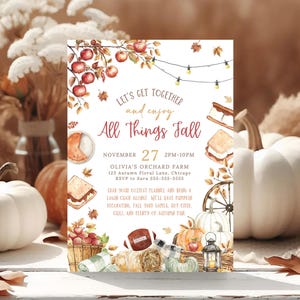 Puede incluir: Una invitación con temática otoñal, con ilustraciones en acuarela de manzanas, calabazas y s'mores. El texto dice "Let's get together and enjoy All Things Fall" con detalles del evento. La paleta de colores incluye tonos cálidos de naranja, marrón y crema.