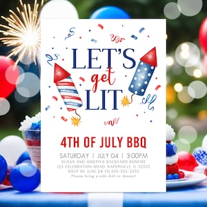 Peut inclure: Une carte d'invitation blanche avec des feux d'artifice et des confettis rouge, blanc et bleu. Le texte indique "Let's get lit" et "4th of July BBQ". L'invitation comprend des d&eacute;tails pour une f&ecirc;te de feu de joie dans la cour le 4 juillet.