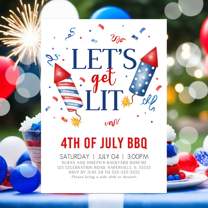 Peut inclure: Une carte d'invitation blanche avec des feux d'artifice et des confettis rouge, blanc et bleu. Le texte indique "Let's get lit" et "4th of July BBQ". L'invitation comprend des d&eacute;tails pour une f&ecirc;te de feu de joie dans la cour le 4 juillet.