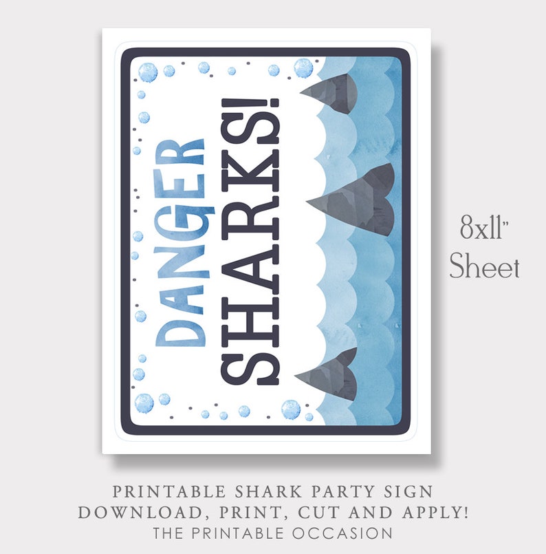 K&ouml;nnte beinhalten: Druckbarer Schild f&uuml;r eine Hai-Party. Das Schild ist blau und wei&szlig; mit einem Aquarell-Effekt. Es steht "Gefahr Haie!" und hat einen Rand aus blauen Blasen. Das Schild ist 20,32 cm x 27,94 cm gro&szlig;.