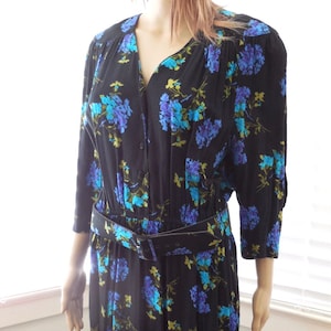 80s Black FLORAL Dress PELLINI PETITES Back Button Up Black Blue Floral Novelty Print Dress With Belt Rayon Dress 3/4 Sleeves Size Large Usa