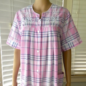 Plaid SEERSUCKER Housecoat MISS ELAINE Short Sleeve Snap Up Robe Embroidered Trim Lightweight Pink Blue Plaid Seersucker Smock Size Medium