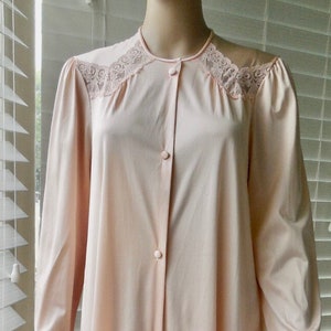 60er Jahre NYLON Hausmantel VANITY FAIR Volle Länge Nylon Robe Button Up Robe Spitzenbesatz Langarm Hausmantel Dressing Robe Größe S-Medium USA