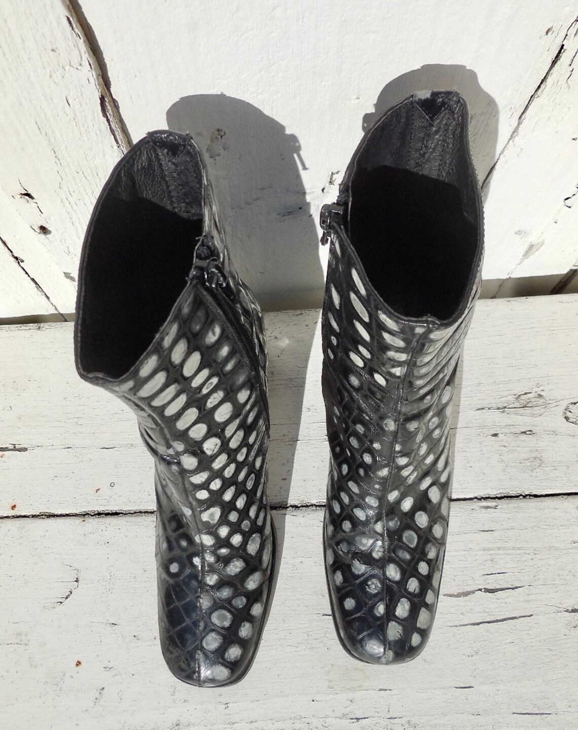 Mod Ankle Boots CHARLES DAVID Black Polka Dot Leather Boots 70s Beatnik Style Calf Boots Chunky Heels Inside Zipper Size 6.5 Narrow, foto 3 di 5