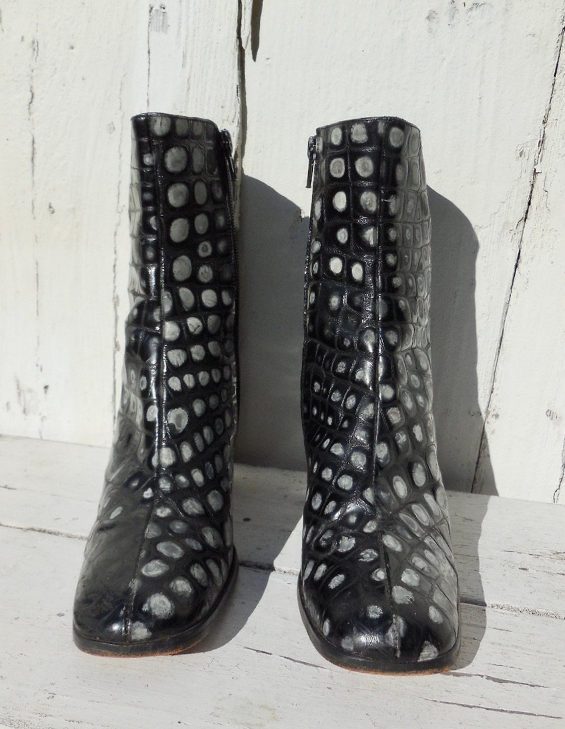 Mod Ankle Boots CHARLES DAVID Black Polka Dot Leather Boots 70s Beatnik Style Calf Boots Chunky Heels Inside Zipper Size 6.5 Narrow, foto 2 di 5