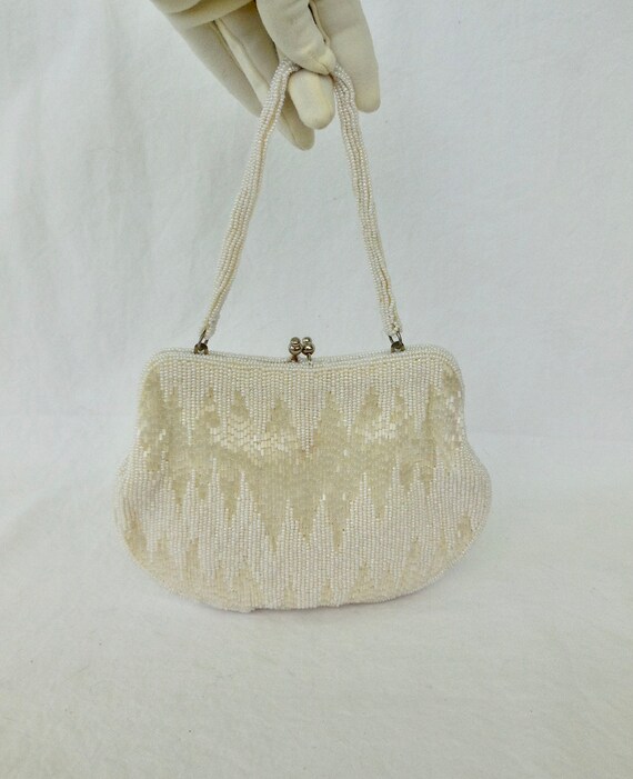 Vintage Ladies White Clutch Handbag Nicely Beaded Handle on Back 441