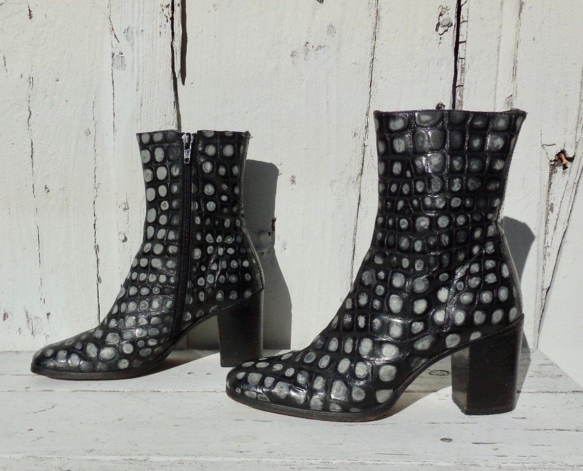 Mod Ankle Boots CHARLES DAVID Black Polka Dot Leather Boots 70s Beatnik Style Calf Boots Chunky Heels Inside Zipper Size 6.5 Narrow, foto 1 di 5