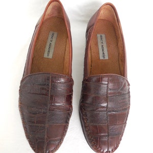 K&ouml;nnte beinhalten: Ein Paar braune Lederschuhe mit Kroko-Pr&auml;gung. Die Schuhe sind Slipper und von der Marke Stacy Adams.