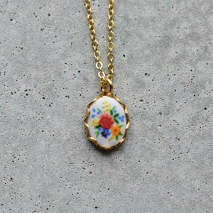 Collar floral vintage multicolor // Colgante de flores de los años 60 // Collar floral dorado // Collar antiguo // Regalo para novia, amigo o amiga