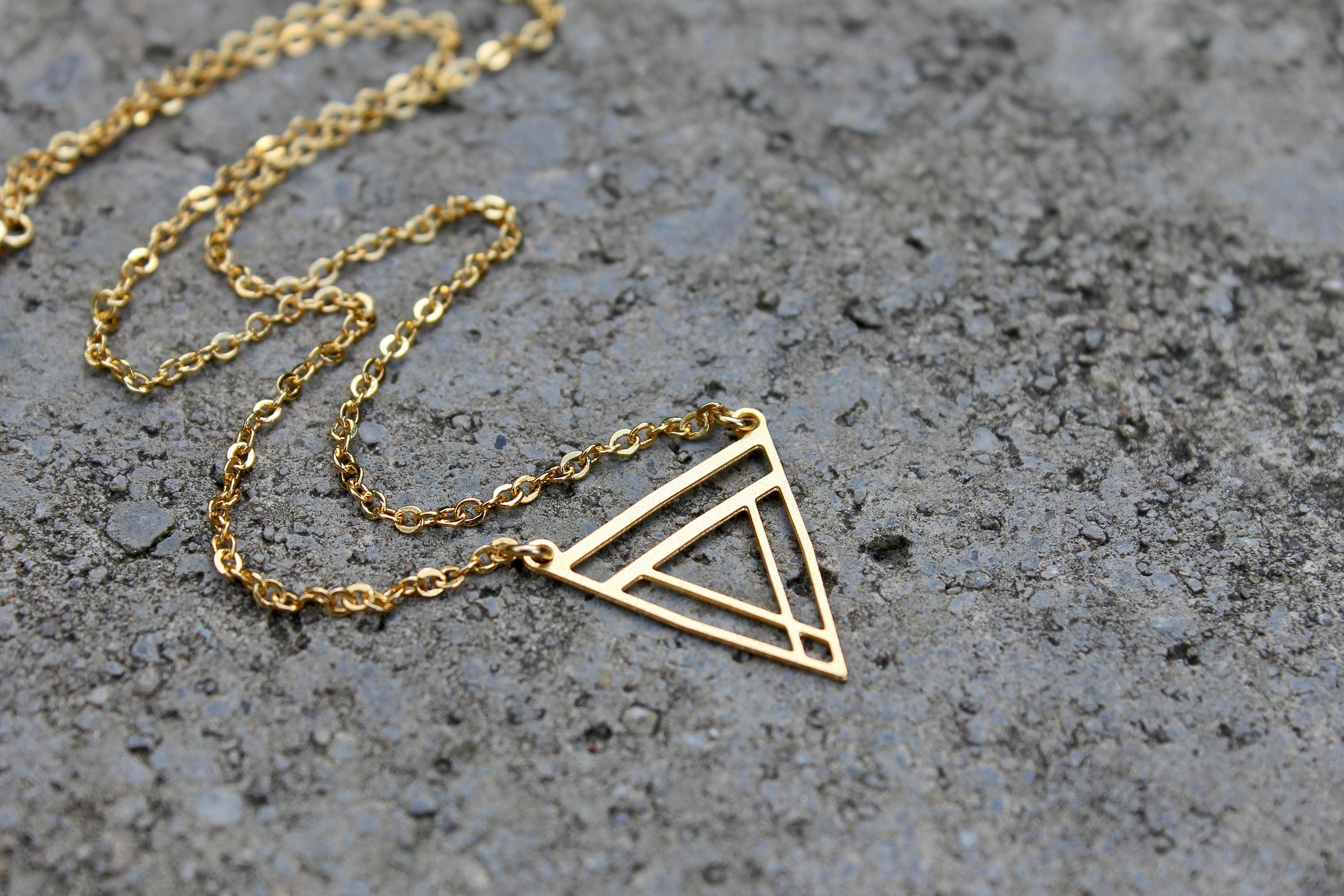 大人気 【Numbering】 Inverted Triangle Necklace #5795 5795 - NUMBERING
