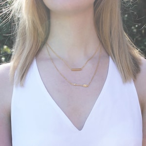Kleine Gold Bar Halskette / / Gold oder Silber / / minimale Halskette / / Layering Halskette / / geometrische Halskette / / jeden Tag / / Freundin