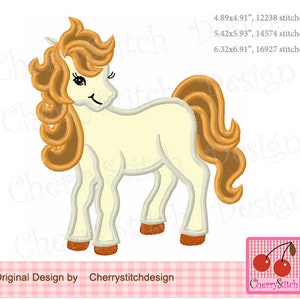Puede incluir: Un caballo blanco con una crin y cola marrones. El caballo está de pie sobre sus cuatro patas y tiene una expresión amigable. La imagen es un diseño de bordado digital.