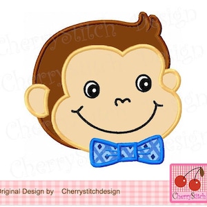 Puede incluir: Diseño bordado de un mono sonriente con una pajarita azul. El mono tiene pelo marrón, una cara amarilla y ojos negros.