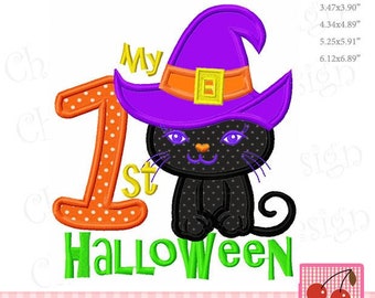 Puede incluir: Un gato negro con un sombrero de bruja morado con una banda y hebilla naranja. El gato forma parte de un diseño que dice "My 1st Halloween" en naranja, amarillo y verde. El diseño incluye el texto "Original Design by Cherrystitchdesign".