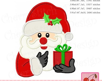 Puede incluir: Diseño bordado de Santa Claus sosteniendo una caja de regalo roja con un lazo verde. El diseño está disponible en varios tamaños, desde 3,09 pulgadas por 3,89 pulgadas hasta 5,91 pulgadas por 7,44 pulgadas.
