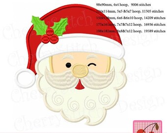 Puede incluir: Cara bordada de Papá Noel con un guiño, con un gorro rojo con ribete blanco y bayas de acebo. El diseño incluye el texto "Original Design by Cherrystitchdesign" y un logotipo con cerezas.