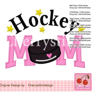 Puede incluir: Un diseño de temática de hockey en rosa y negro con la palabra "Hockey" en negro, la palabra "Mom" en rosa y un disco de hockey con un corazón. Incluye estrellas amarillas y texto con detalles de puntadas.