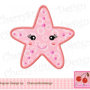 Puede incluir: Estrella de mar bordada de color rosa y blanco con una cara sonriente, pestañas y un patrón de lunares. El diseño es perfecto para un proyecto de temática náutica.