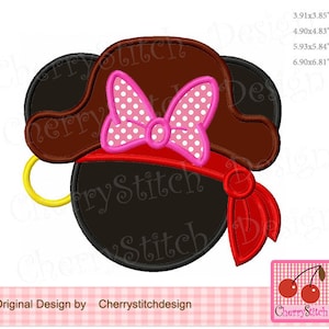 Puede incluir: Diseño bordado de un personaje de dibujos animados con un sombrero de pirata marrón, un lazo rosa con lunares blancos y un pañuelo rojo. El diseño está disponible en cinco tamaños: 3,91 pulgadas por 3,85 pulgadas, 4,90 pulgadas por 4,83 pulgadas, 5,93 pulgadas por 5,84 pulgadas y 6,90 pulgadas por 6,81 pulgadas.