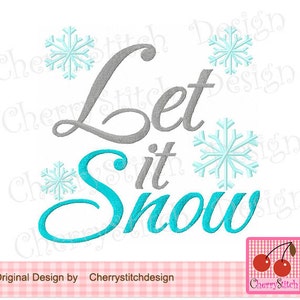Puede incluir: Fondo blanco con la frase bordada "Let it Snow" en gris y turquesa. Copos de nieve azul claro están dispersos alrededor del texto. El diseño incluye un logotipo de cereza y el texto "Original Design by Cherrystitchdesign".