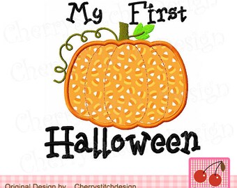 Può includere: Ricamo con una zucca con un motivo a mais caramellato e il testo "My First Halloween".