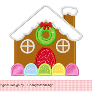 Op de afbeelding: Een ontwerp van een peperkoekhuisje met een rode deur, groene krans en een met sneeuw bedekt dak. Het huis heeft twee ronde ramen en kleurrijke snoepaccenten aan de basis. De tekst "Original Design by Cherrystitchdesign" staat onderaan.