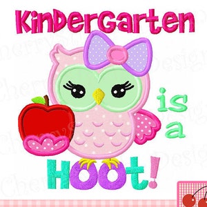 Puede incluir: Un búho rosa y verde sosteniendo una manzana roja con el texto "Kindergarten is a Hoot!" en letras de colores.