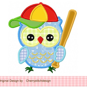 Könnte beinhalten: Eine blaue Eule, die eine rot-gelbe Baseballkappe trägt und einen braunen Baseballschläger hält. Die Eule hat einen grünen Schnabel und gelbe Augen.