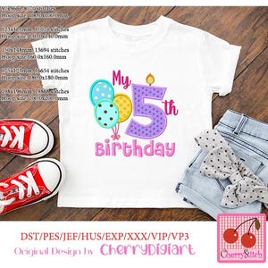 Könnte beinhalten: Weißes T-Shirt mit farbenfrohem "My 5th Birthday"-Design mit Luftballons und einer Kerze. Enthält rote Turnschuhe, Jeansshorts und eine Schleife mit Tupfen. Das Design stammt von CherryDigiart.