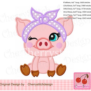 Puede incluir: Un cerdo rosa con una diadema de lunares blancos y morados que guiña un ojo. El cerdo está sentado con las piernas cruzadas y tiene un hocico y pezuñas marrones.