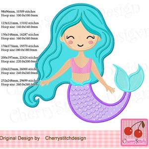 Puede incluir: Un diseño de sirena de dibujos animados con cabello turquesa, un top rosa y una cola morada. El diseño incluye el texto "Original Design by Cherrystitchdesign" y un logotipo de cereza. La imagen muestra varios tamaños, incluido un diseño de 9,6 x 9,6 cm.