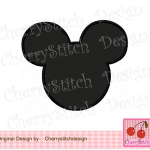 Może przedstawiać: Czarna sylwetka głowy myszy z dużymi, okrągłymi uszami. Projekt znajduje się na białym tle z napisem "CherryStitch Design" w czcionce skryptowej. W lewym dolnym rogu znajduje się napis "Original Design by Cherrystitchdesign".