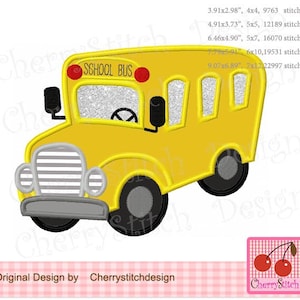 Może przedstawiać: Żółty autobus szkolny z czarnymi oknami, czarną kierownicą i napisem "SCHOOL BUS" czarnymi literami z przodu. Autobus ma czerwone światła z przodu i szary grill.