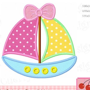 Pode incluir: Um veleiro rosa e amarelo com um laço rosa no topo. O veleiro tem bolinhas brancas nas velas e um casco azul com botões amarelos.