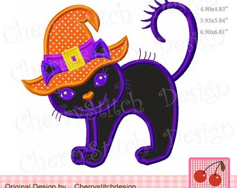 Puede incluir: Gato negro con un sombrero de bruja naranja y morado con lunares blancos. El gato está de pie sobre sus cuatro patas con la cola enroscada. El sombrero tiene una cinta morada y una hebilla amarilla.