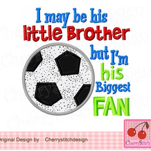Puede incluir: Un diseño con temática de fútbol con el texto "I may be his little Brother but I'm his Biggest FAN." El diseño presenta un balón de fútbol en blanco y negro, con texto en azul, rojo y verde. El diseño está sobre un fondo a cuadros rosa y blanco.