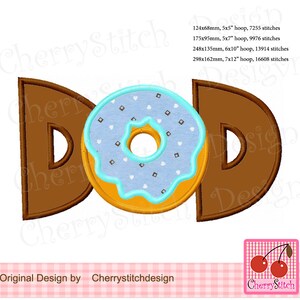 Könnte beinhalten: Ein Stickmuster für eine Nähmaschine mit dem Wort "DOD" und einem Donut in der Mitte. Der Donut ist hellblau mit weißen Streuseln und einem hellblauen Überzug. Die Buchstaben sind braun.