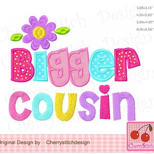 Pode incluir: Desenho bordado com as palavras "Bigger Cousin" em letras coloridas com bolinhas. As letras são rosa, azul, amarelo e roxo. Uma pequena flor com um centro amarelo e pétalas roxas está acima das palavras.