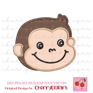 Peut inclure: Un visage de singe de dessin animé avec un visage brun clair, des cheveux bruns et un contour beige. Le singe a des yeux noirs, un petit nez et une grande bouche souriante. Le texte "Original Design by CherryDigiart" est en bas.