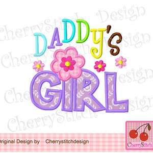 Könnte beinhalten: Stickerei mit den Worten "Daddy's Girl" in bunten Buchstaben mit einem violetten Blumenmuster. Das Design enthält drei rosa Blumen mit gelben Zentren.