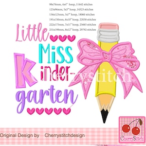 Könnte beinhalten: Ein gesticktes Design mit den Worten "Little Miss Kindergarten" in Rosa, Türkis und Lila, mit rosa Herzen und einem gelben Bleistift mit einer rosa Schleife. Das Design ist zum Sticken.